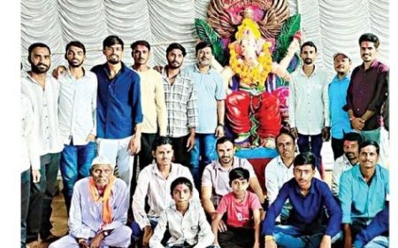 नवश्या गणपती मित्रमंडळातर्फे नऊ फुटांच्या मूर्तीची प्रतिष्ठापना